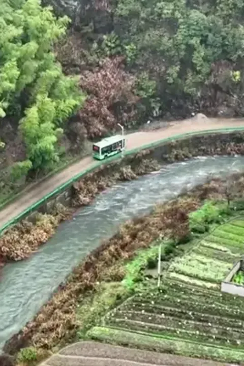 Milyarder kurye köye döndü